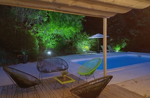Auriol Apartment | Studio with swimming pool & garden "Your haven of peace in Provence".