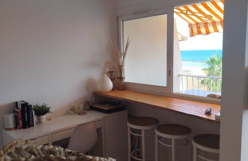 Carnon-Plage Apartment | Stunning one-bedroom apartment with ocean views, 50 m from the beach, 50 m from the harbor, air conditioning, Wi-Fi, TV