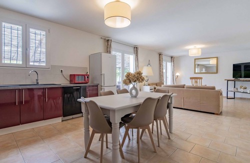 Saint-Didier Villa | Stunning private villa for 6 people with WIFI, private pool, A/C, TV and patio
