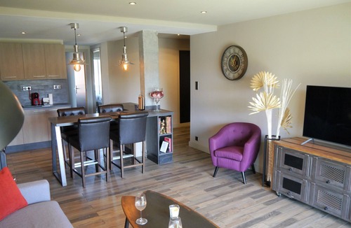 Le Cannet Apartment | Stylish T3 apartment with two balconies and view, top floor