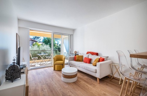 Boulouris-sur-Mer Apartment | Sunny Break – Cozy Retreat Steps from the Sea
