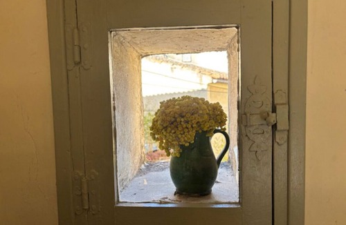 Lourmarin Apartment | Sunny room with balcony in the village of Lourmarin, overlooking the castle