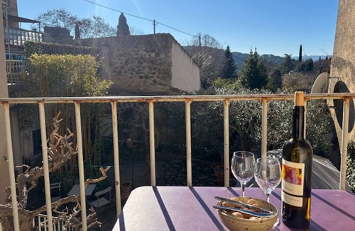 Lourmarin Apartment | Sunny room with balcony in the village of Lourmarin, overlooking the castle