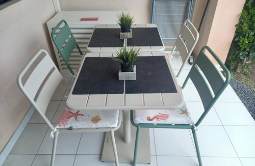 La Croix des Gardes Apartment | Superb 2/3-room apartment with terrace and pool. View of boats and islands.