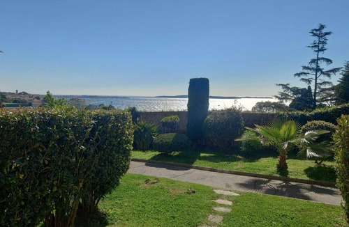 La Croix des Gardes Apartment | Superb 2/3-room apartment with terrace and pool. View of boats and islands.