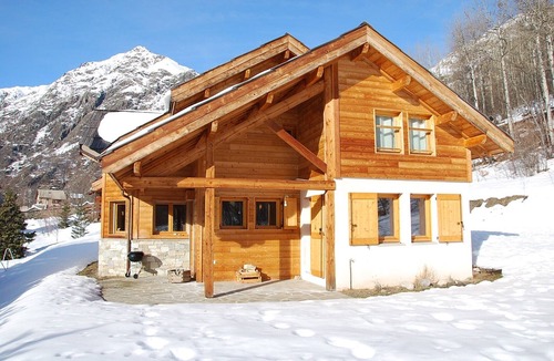 Pelvoux Ski Chalet | Superb chalet with 4 bedrooms, spacious living area with wood burning stove