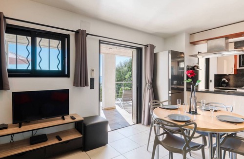 Le Lavandou Villa | Superb villa with sea view, air conditioning, close to beach, parking, pets allowed