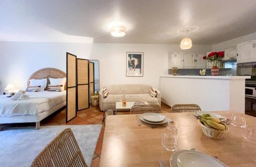 Saint-Tropez City Centre Apartment | Superbe appartement place des lices