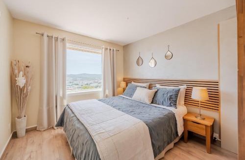Le Lavandou House | SUPERBE APPARTEMENT "HAUT de VILLA", VUE MER PANORAMIQUE, PISCINE
