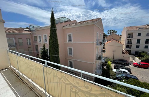 Sanary-sur-Mer Apartment | T3 apartment in the city center, port shops and beach on foot for 4
