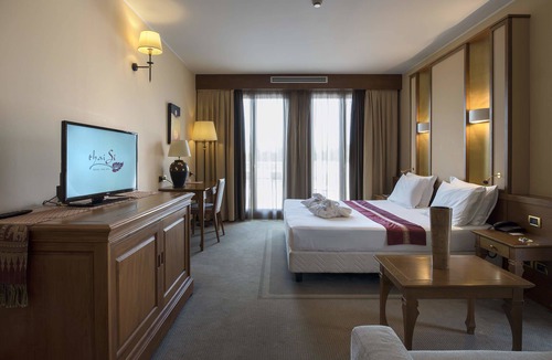 Lovadina Hotel | Thai Si