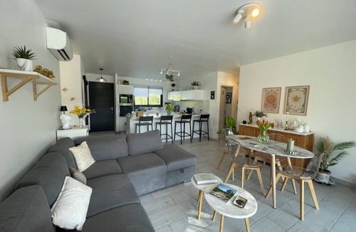 Cadenet House | The house of happiness