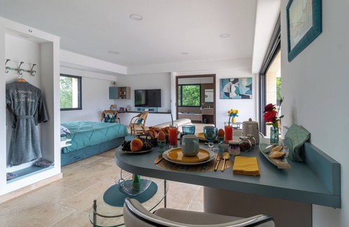 Molleges Bed & Breakfast | THE INTIMACY OF A PROVENCE ESTATE LA SUITE EUCALYPTUS 5 EPIS