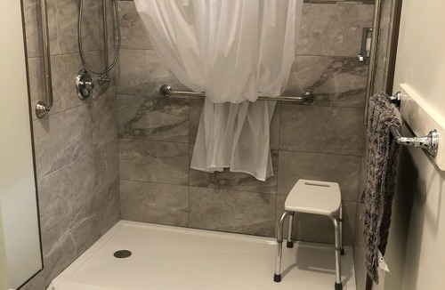 Bormes-Les-Mimosas Cabin | "The Lodge on Harrison Lake" Guest Suite 4 Wheelchair Accessible