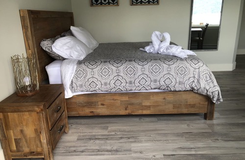 Bormes-Les-Mimosas Cabin | "The Lodge on Harrison Lake" Guest Suite 4 Wheelchair Accessible