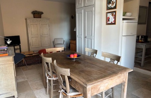 Lourmarin Apartment | The Music Room – a lovely 2 pers. studio in Lourmarin village with terrace