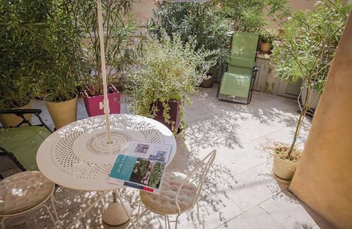 Lourmarin Apartment | The Music Room – a lovely 2 pers. studio in Lourmarin village with terrace