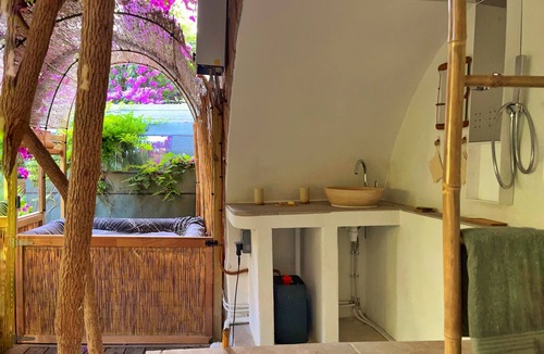 Marseille Bed & Breakfast | The OASIS of the BASKET