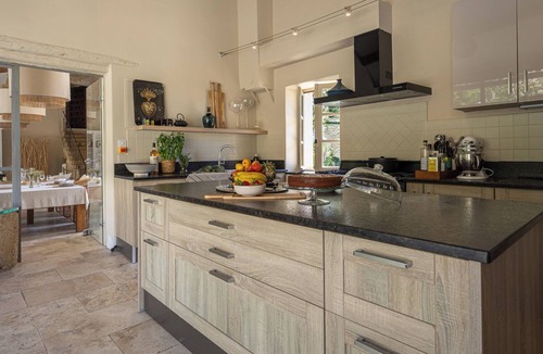 Cabrieres-d'Avignon House | The tranquility of a hamlet at the foot of Gordes, just a stone's throw from all the shops