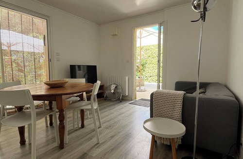 Cadenet Cabin | To the Sound of Cicadas—a peaceful spot with a pool, just a 5-minute walk from the village