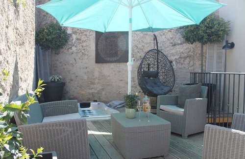 Lourmarin House | Unique loft-style apartment with a terrace and spa