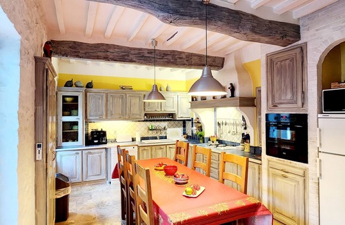 Sablet House | Updated 3-bedroom village house in center of medieval Sablet with cool AC breeze