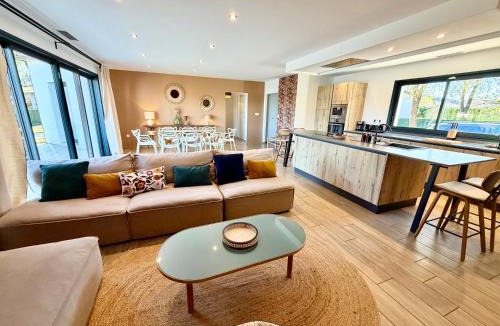 Vallon-Pont-d'Arc Villa | Villa 5 étoiles, 9p, 4ch, piscine chauffée d'avril à octobre inclus 'CASA FAMILIA'