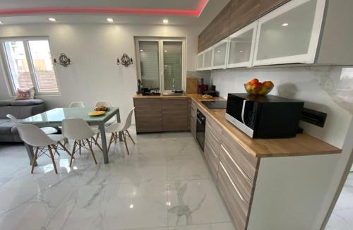 Cagnes-sur-Mer Apartment | Villa Appartement 3 chambres, refait à neuf, piscine, proche mer et gare