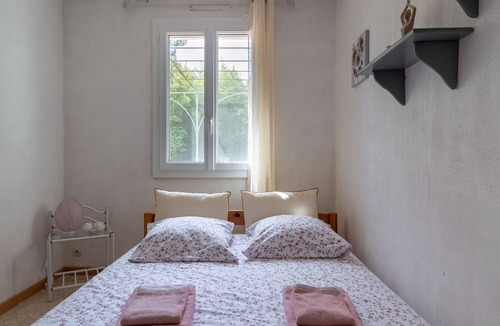 Mazan Villa | Villa 'Au Bonheur Des Amandiers' with Private Pool and Wi-Fi