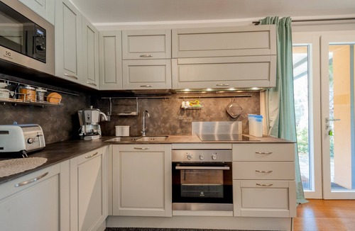 Lecce Apartment | Villa 'Dependance' with Shared Pool, Wi-Fi and Air Conditioning