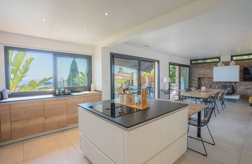 Carqueiranne House | Villa in Carqueiranne. Beautiful sea views, 5 bedrooms, heated swimming pool.
