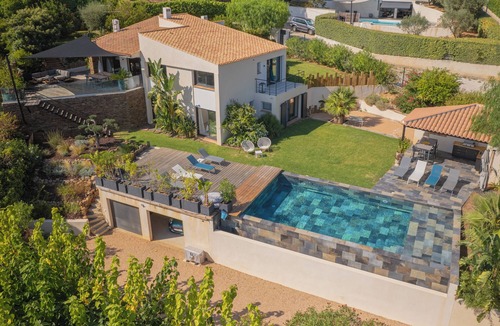 Carqueiranne House | Villa in Carqueiranne. Beautiful sea views, 5 bedrooms, heated swimming pool.