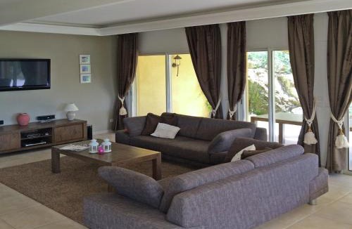 Le Muy Villa | Villa in Le Muy with Private Pool and Lake