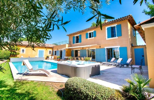 Saint-Saturnin-les-Apt Villa | Villa in Villars with Pool and Sauna