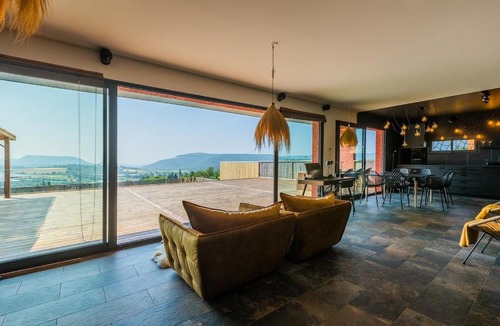 Le Bosc Villa | Villa LÂO, 220m2, insolite luxe, immersion asiatique, Vue exceptionnelle, Spa, Sauna, Piscine, lit géant suspendu, massages, etc