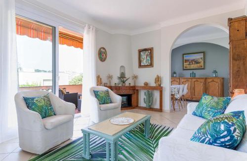 Le Cannet Villa | Villa Les Chênes Verts by Halldis