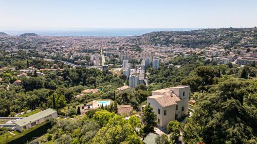 Gairaut Villa | VILLA MONTE CRISTO - Villa conviviale a Nice - Superbe vue, piscine et jeux en plein air
