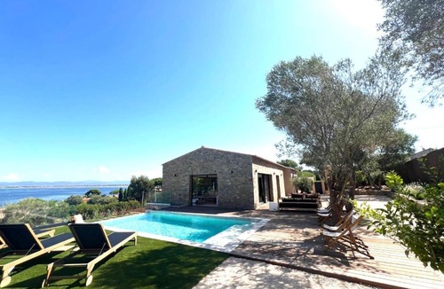 Giens Villa | Villa PERLE DE GIENS sur PRESQU'ILE de GIENS 200 M de la mer VUE MER exceptionnelle