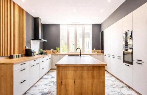 Orange Apartment | Villa Prestige - Maison d Hôtes avec Piscine, Billard et Parking Privé - Centre 5 min - Proche A7-A9
