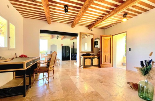 L'Isle-sur-la-Sorgue Villa | Villa Roucas - quiet location with pool and billiards table