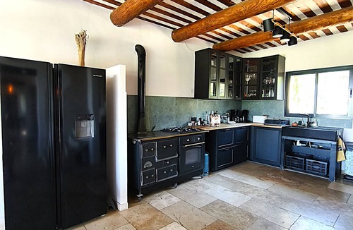 L'Isle-sur-la-Sorgue Villa | Villa Roucas - quiet location with pool and billiards table