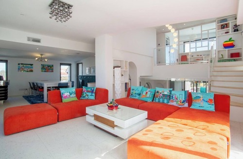 Frontignan Villa | Villa Seventy - Feet in the water