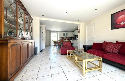 Frejus Plage Villa | Villa Sunny - Bord de mer - Tout à pied- Grande terrasse - Clim - Wifi - Idéal familles & amis