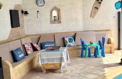 Venelles Villa | Villa + vacation rental for 8 people, pool area, and game room