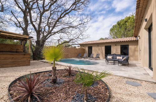 Cadenet House | Villa with pool, outdoor bar and balinese bed