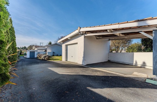Le Teich Villa | Villa with private pool, garden & wood stove