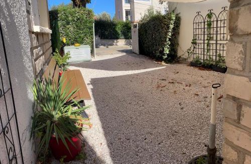 Sanary-sur-Mer Apartment | Votre séjour à Sanary DANS BAS DE VILLA avec 1 terrasse végétalisée et abritée exposition Est Sud Ouest à 400m du Centre ville en zone piétonne où tout peut se faire à pied