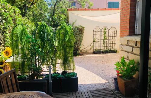 Sanary-sur-Mer Apartment | Votre séjour à Sanary DANS BAS DE VILLA avec 1 terrasse végétalisée et abritée exposition Est Sud Ouest à 400m du Centre ville en zone piétonne où tout peut se faire à pied