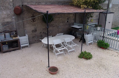 Route d'Arles House | Well-equipped 8-person house with very large swimming pool. very close to town center.