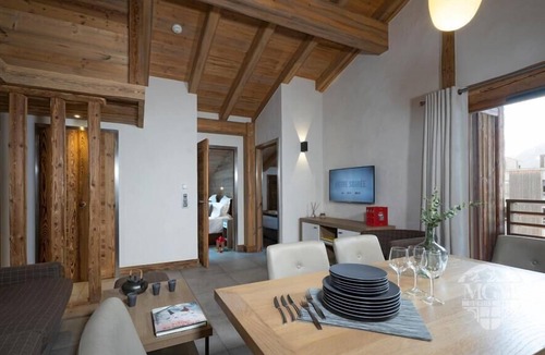 Chamonix City Centre Apartment | Wifi, 50m from shops, fitness, swimming pool, sauna, hammam, balcony, ski locker, 60m², Chamonix